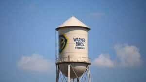 Warner Bros. rechaza oferta de Paramount mientras avanza acuerdo con Netflix y aumenta la tensión regulatoria en el sector mediático.