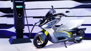 Scooter eléctrico Yamaha con diseño urbano y autonomía de 106 km para movilidad sostenible.