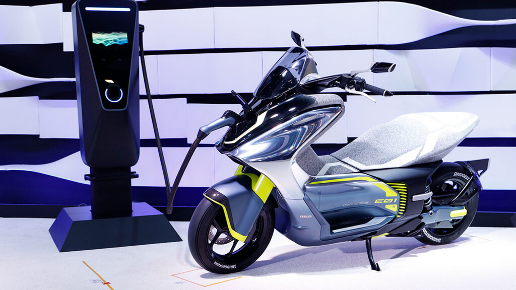 Scooter eléctrico Yamaha con diseño urbano y autonomía de 106 km para movilidad sostenible.