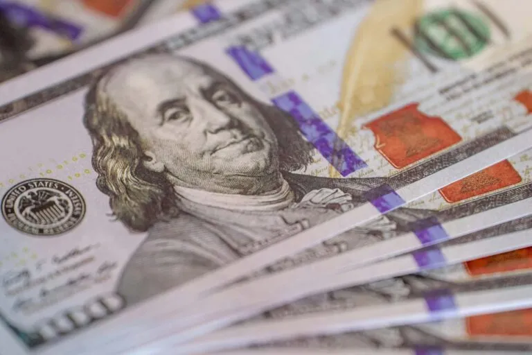 Gráfico de tipo de cambio dólar-peso chileno sobre fondo financiero con datos y gráficas