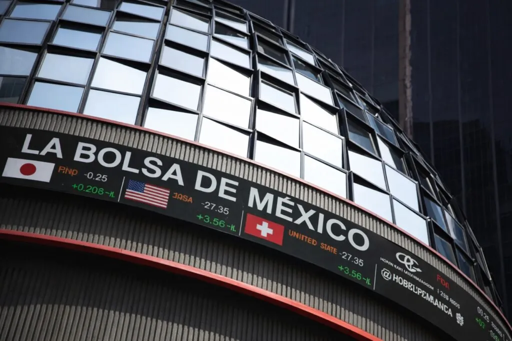 Pantalla bursátil de la Bolsa de México tras récord impulsado por acuerdo geopolítico