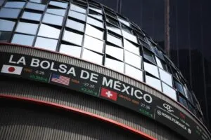 Pantalla bursátil de la Bolsa de México tras récord impulsado por acuerdo geopolítico