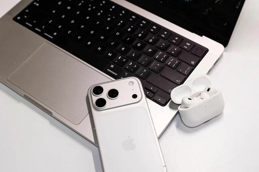 Dispositivos inteligentes en hogares con automatización e inteligencia artificial conectados a plataformas IoT