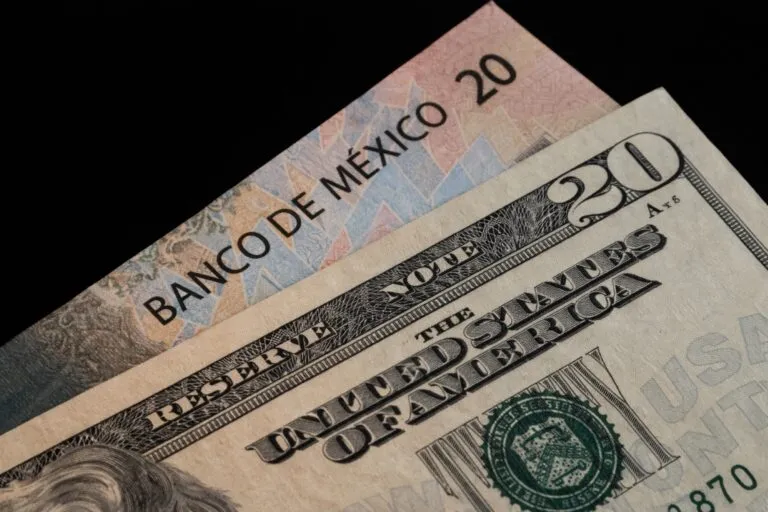 Billetes de 20 dólares y 20 pesos mexicanos, símbolo del tipo de cambio del dólar hoy