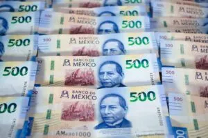 Billetes de 500 pesos mexicanos en vista horizontal clara, con fondo profesional y estilo fotorealista
