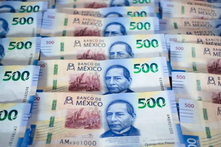 Billetes de 500 pesos mexicanos en vista horizontal clara, con fondo profesional y estilo fotorealista