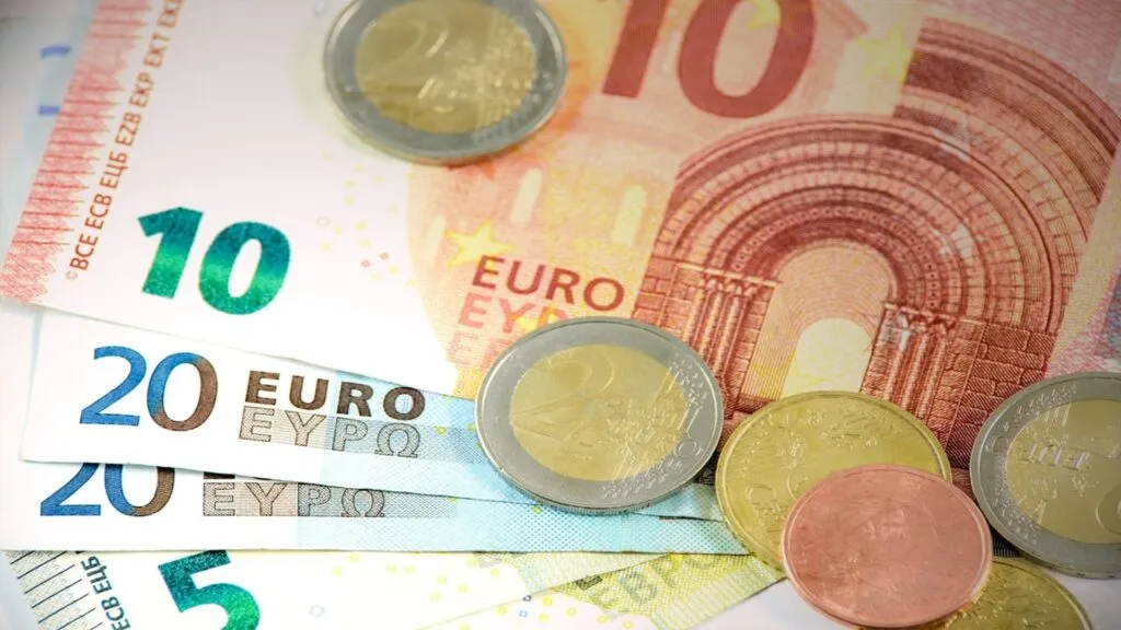 El euro se revaloriza frente al dólar en 2025 por la debilidad del billete verde y cambios en el entorno económico global