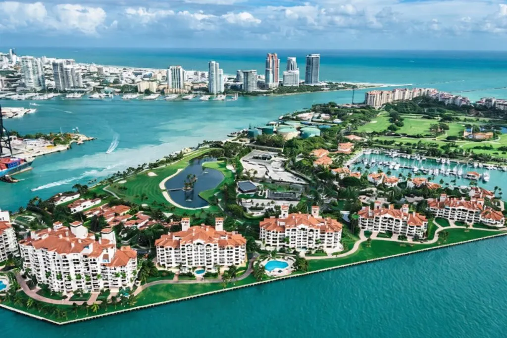 Imagen aérea de Fisher Island, en Miami, mostrando propiedades de lujo en el código postal más caro de Estados Unidos