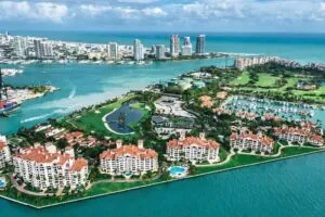 Imagen aérea de Fisher Island, en Miami, mostrando propiedades de lujo en el código postal más caro de Estados Unidos