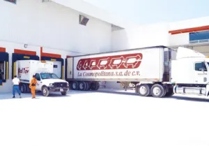 Flota de transporte refrigerado de Grupo Kosmos optimizando la logística y seguridad alimentaria en México.
