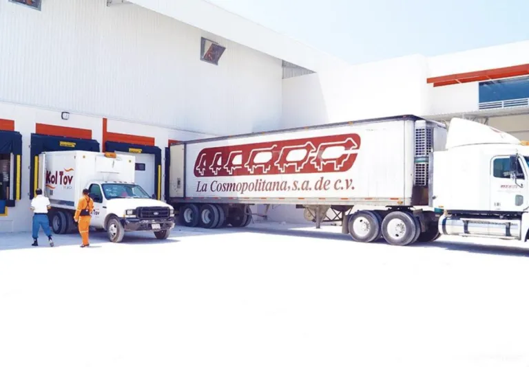 Flota de transporte refrigerado de Grupo Kosmos optimizando la logística y seguridad alimentaria en México.
