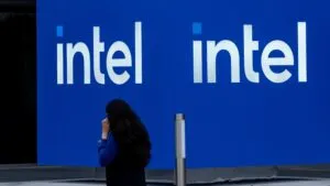 Intel reporta pérdidas en 2025 con impacto del cuarto trimestre y crecimiento en centros de datos e inteligencia artificial