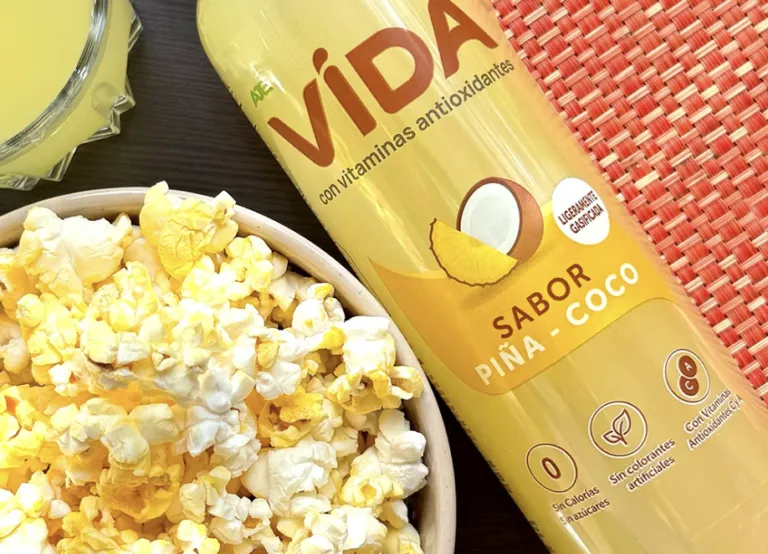 Botella de Agua VIDA con Vitaminas Antioxidantes junto a alimentos.