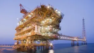 Precios del petróleo con ligera alza ante tensiones en Irán y ajustes en la oferta global del mercado energético