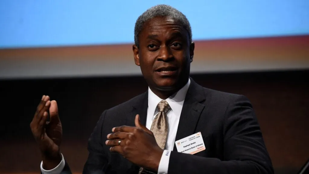 Raphael Bostic pide paciencia en la Reserva Federal ante inflación elevada y frena expectativas de recortes de tasas