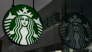 Starbucks revierte la caída de ventas en Estados Unidos y acelera su expansión internacional en 2026