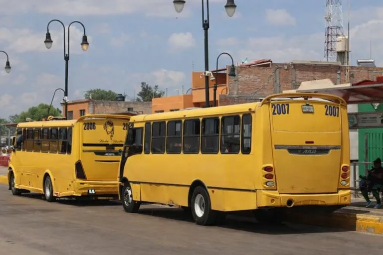 Autobuses urbanos amarillos de San Luis Potosí tras ajuste en tarifa del transporte público