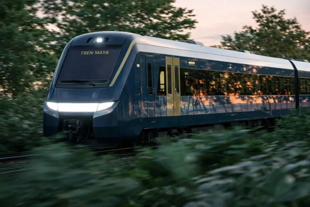 Imagen editorial del Tren Maya y un tren europeo de Flix en fondo ilustrativo de conectividad internacional