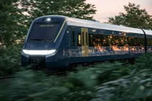 Imagen editorial del Tren Maya y un tren europeo de Flix en fondo ilustrativo de conectividad internacional