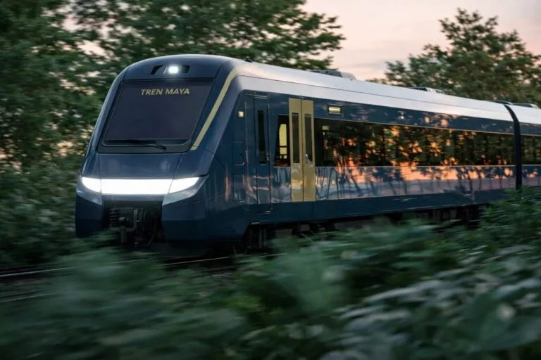 Imagen editorial del Tren Maya y un tren europeo de Flix en fondo ilustrativo de conectividad internacional