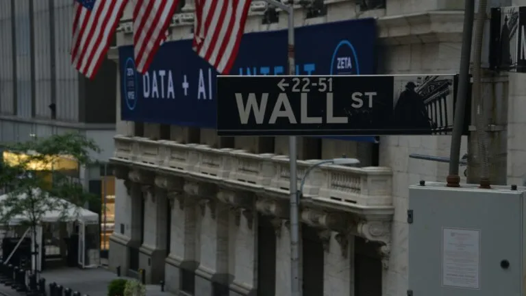 Wall Street muestra avances tras datos de empleo y expectativa sobre tasas