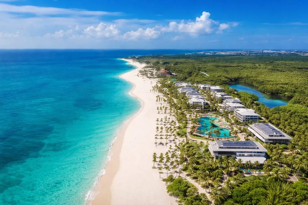 Fachada de Alila Mayakoba en Riviera Maya con vistas de playa y manglares alineada a turismo de lujo sostenible