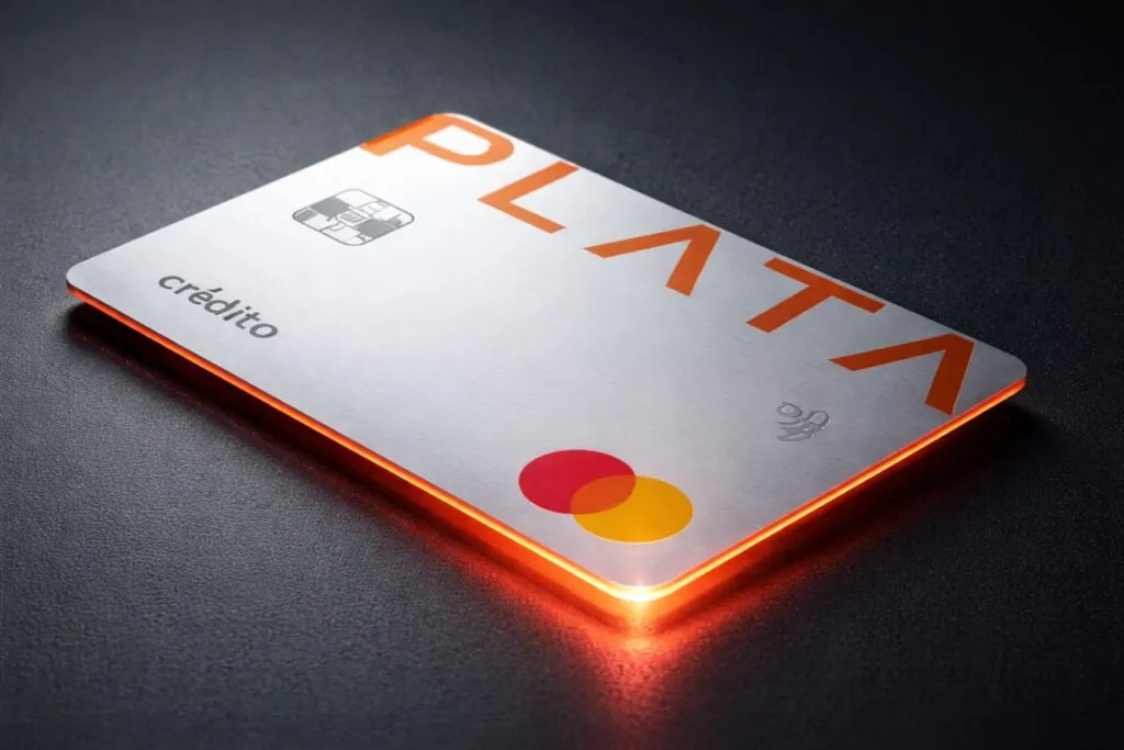 Tarjeta Plata con diseño metálico y borde iluminado en estilo financiero moderno