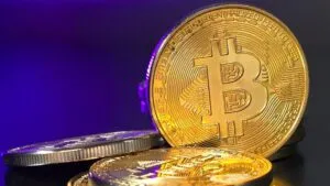 Bitcoin cae más de 4% y cotiza en 75,500 dólares en medio de una corrección general del mercado de criptomonedas