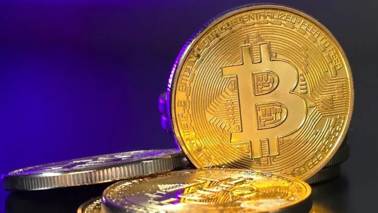 Bitcoin cae más de 4% y cotiza en 75,500 dólares en medio de una corrección general del mercado de criptomonedas