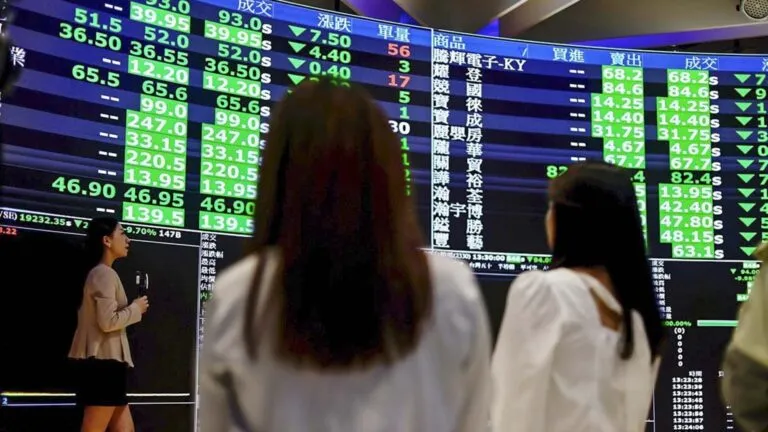 Bolsas de Asia avanzan tras anuncio de acuerdo comercial entre Estados Unidos e India y menor volatilidad global