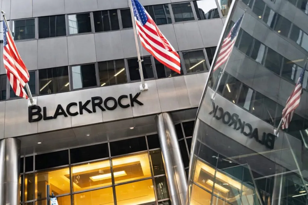 Gráfica profesional de mercado de bonos corporativos y soberanos destacando rendimientos sobre volatilidad en renta fija