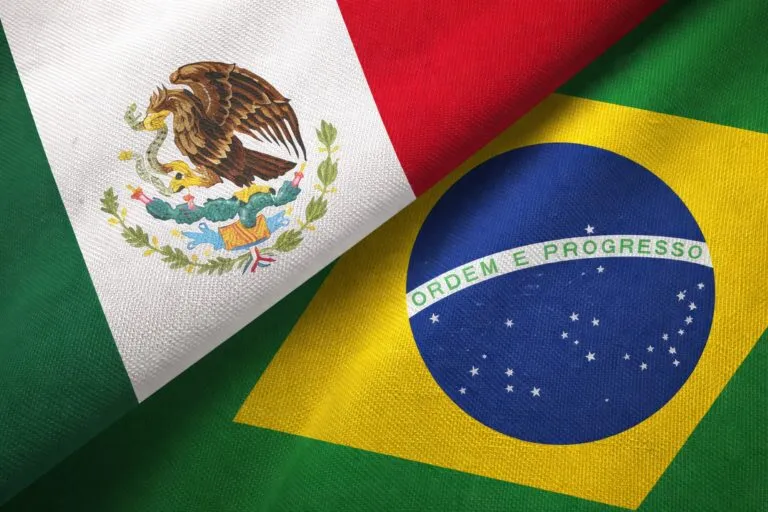 Ilustración editorial de monedas globales orbitando la Tierra con indicadores de mercado y enfoque en América Latina