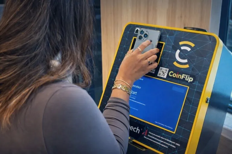 Mujer realiza operación en cajero de criptomonedas dentro del centro criptoeducativo de CoinFlip en Ciudad de México