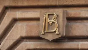 Cetes registran bajas en subasta semanal mientras mercado espera minutas de Banxico y señales sobre tasas