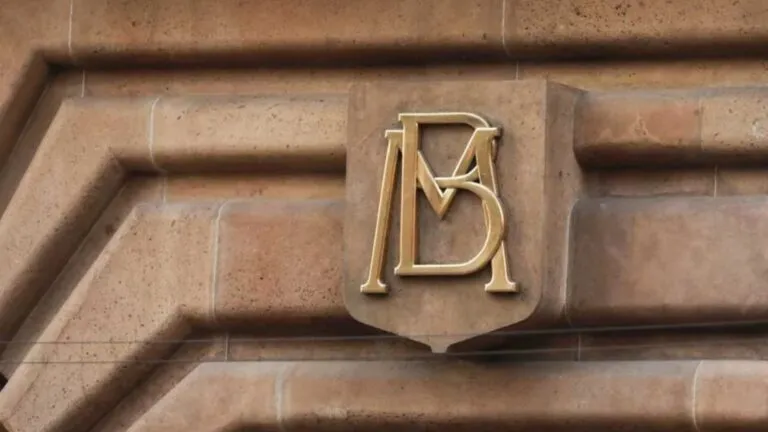 Cetes registran bajas en subasta semanal mientras mercado espera minutas de Banxico y señales sobre tasas