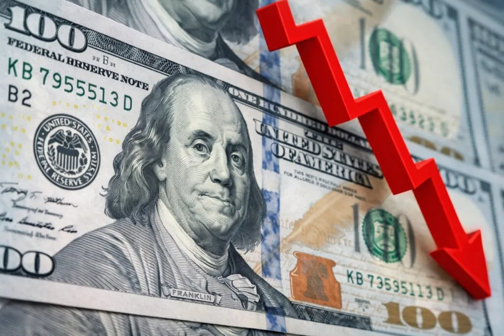 Gráfica financiera con tendencia de baja del dólar y crecimiento de inversiones en pesos por carry trade