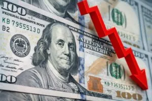 Gráfica financiera con tendencia de baja del dólar y crecimiento de inversiones en pesos por carry trade