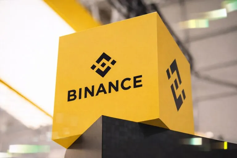 Caja amarilla con logotipo de Binance en ambiente corporativo, simboliza tokenización y custodia segura