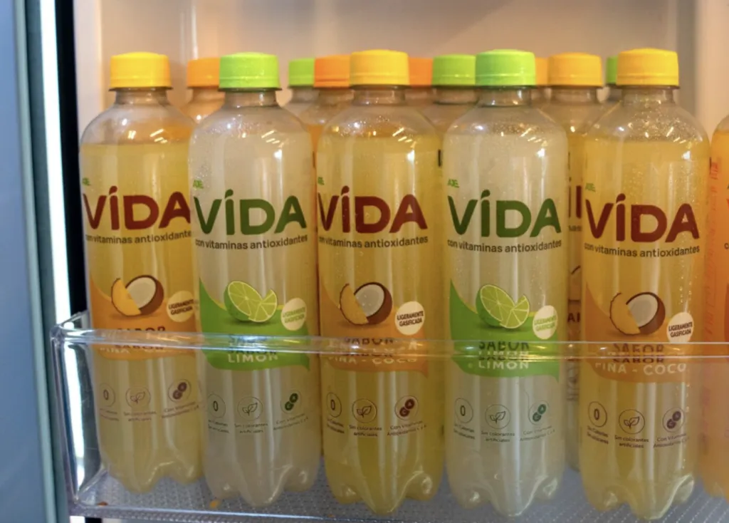 Botellas de Agua VIDA con Vitaminas Antioxidantes en sabores limón, naranja y piña-coco.