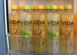Botellas de Agua VIDA con Vitaminas Antioxidantes en sabores limón, naranja y piña-coco.