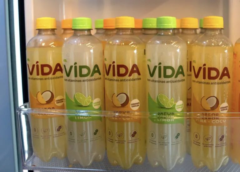 Botellas de Agua VIDA con Vitaminas Antioxidantes en sabores limón, naranja y piña-coco.