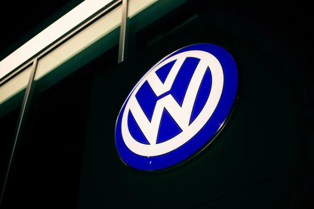 Técnicos inspeccionan cinturones de seguridad durante el llamado a revisión Volkswagen en México