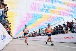 Atletas cruzan la meta del Maratón LALA reflejando turismo y dinamismo económico regional