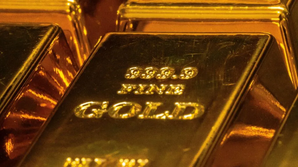 Precio del oro cae a mínimo semanal por fortaleza del dólar y expectativa sobre tasas de la Reserva Federal