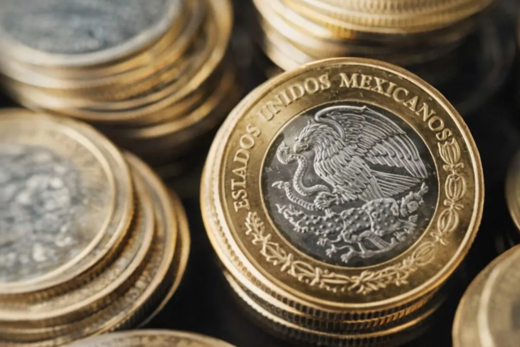 Peso mexicano cae 0.44% ante avance del dólar y cautela por decisión del Banx