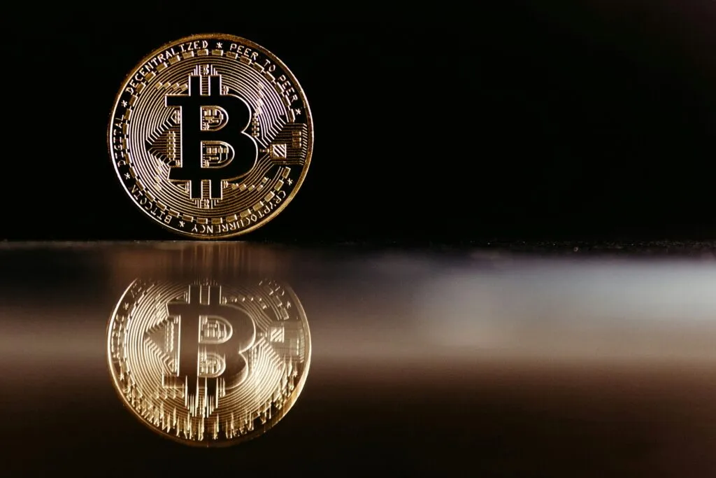 Gráfico de Bitcoin reflejando descenso de precio ante incertidumbre por aranceles de Estados Unidos y presión en mercados globales