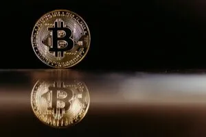 Gráfico de Bitcoin reflejando descenso de precio ante incertidumbre por aranceles de Estados Unidos y presión en mercados globales