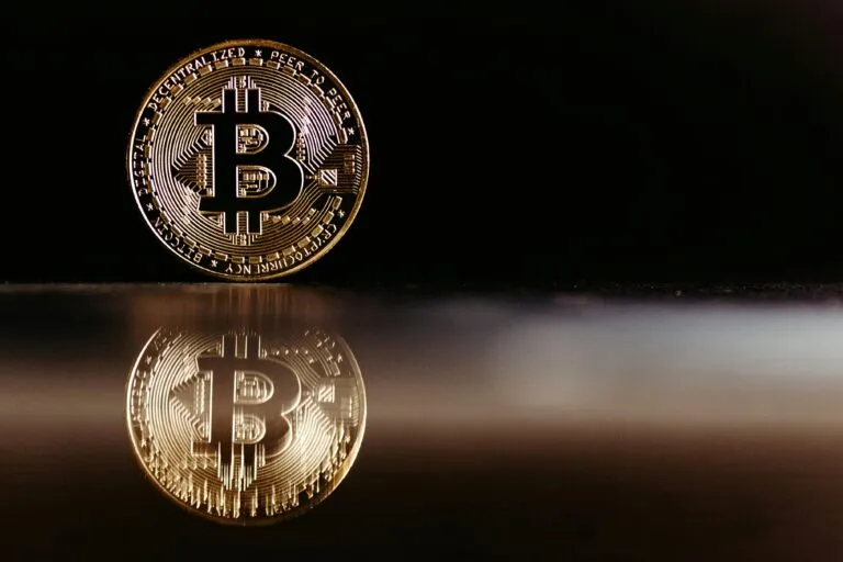 Gráfico de Bitcoin reflejando descenso de precio ante incertidumbre por aranceles de Estados Unidos y presión en mercados globales