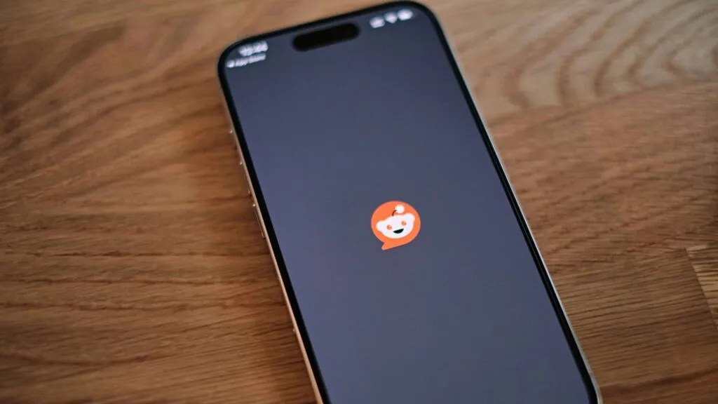 Reddit sube en Wall Street tras reportar crecimiento de ingresos, mayor rentabilidad y un programa de recompra de acciones