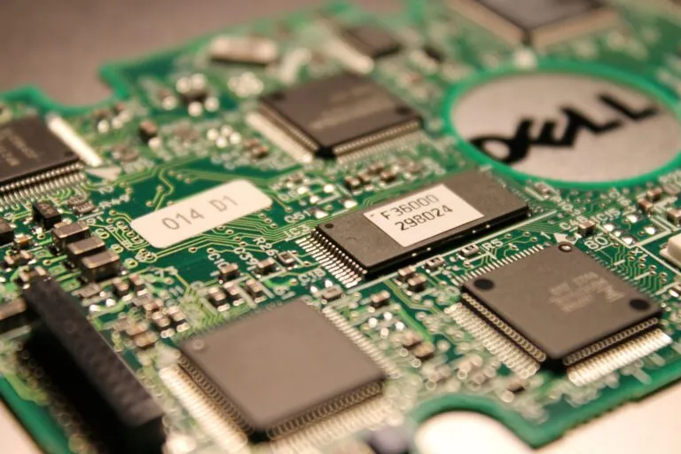 Chip electrónico en fondo tecnológico, símbolo de la industria de semiconductores de Taiwán